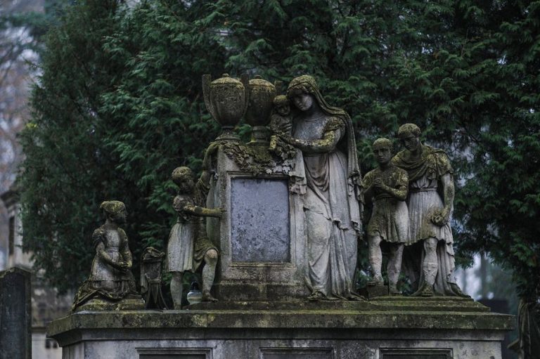 Таємниці Личаківського цвинтаря — Таємниці Личаківського цвинтаря: що приховують алеї
